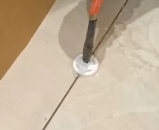 和顺瓷砖空鼓维修公司专业解答瓷砖在铺贴过程中，如果没有涂抹均匀到位的粘结材料（如水泥砂浆或瓷砖胶），可能会导致以下问题