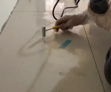 和顺瓷砖开裂维修公司专业分享瓷砖在铺贴前如果没有沥干水分，将会导致以下问题