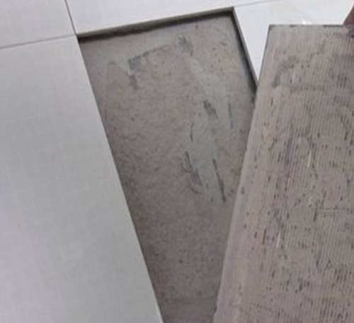 和顺瓷砖空鼓维修公司分享瓷砖铺贴时如果打浆（即涂抹在瓷砖背面和基层上的砂浆或瓷砖胶）过少，会带来以下问题